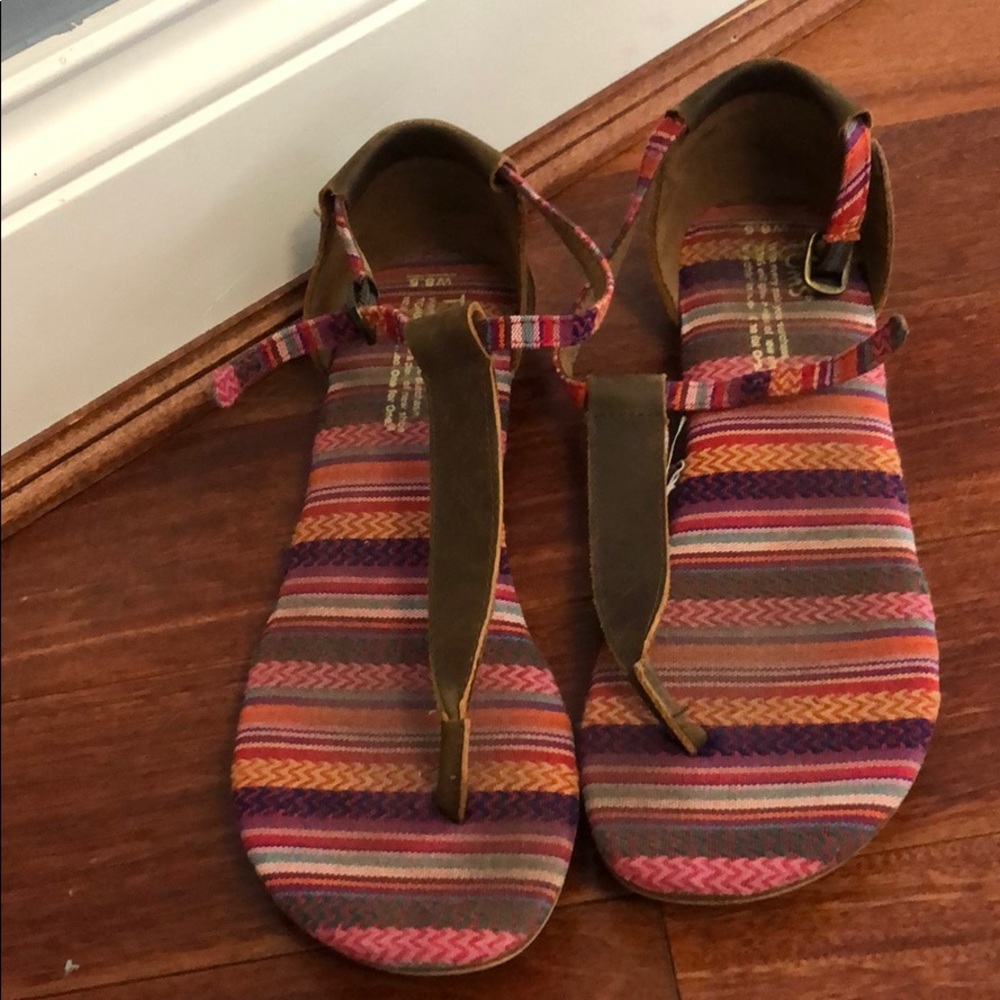 Tom’s fun sandals